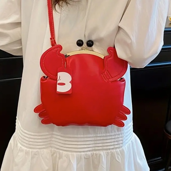 CRAB SHAPE BAG - RED FUN NOVELTY PURSE - ADJUSTABLE STRAP IN CRAB FOR CROSSBODY - Picture 6 of 9